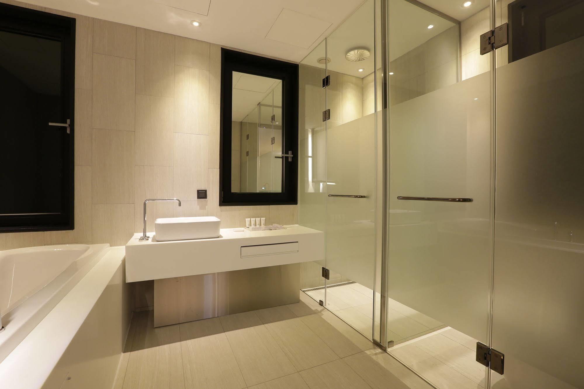 Hotel The Designers Incheon Bagian luar foto